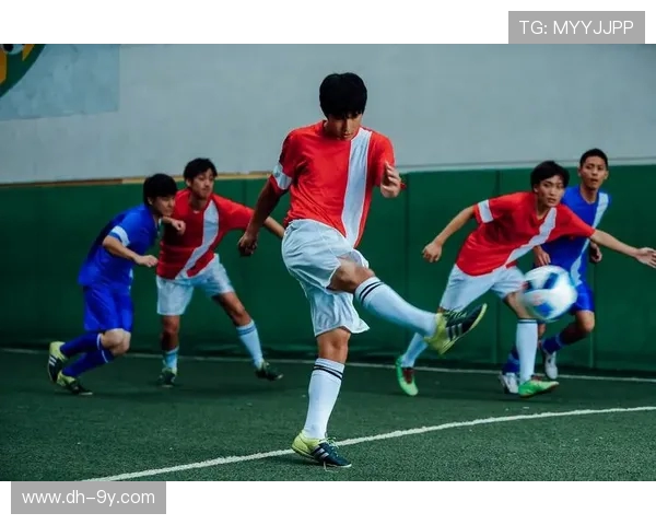 少年奋力一踢足球飞扬青春梦想在绿茵场上拼搏的瞬间